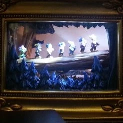 Brand new ???? Disney Gallery Of Light - Snow White's Seven Dwarfs - Going Home ????
